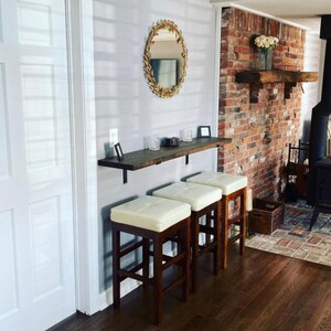 Farmhouse Floating Shelf: Solid Pine Wall Mounted Table with Black L Brackets imagem 2