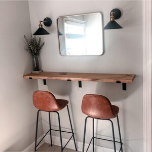 Farmhouse Floating Shelf: Solid Pine Wall Mounted Table with Black L Brackets imagem 5