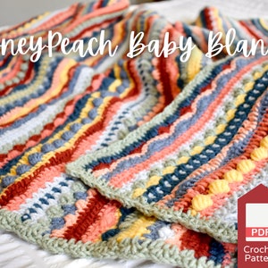 Pode incluir: Um cobertor de bebé em crochê com um padrão listrado em tons de pêssego, amarelo, vermelho, cinza e azul. O cobertor tem um ponto texturizado e o título "Honey Peach Baby Blanket". Um ícone PDF com o texto "Crochet Pattern" está no canto inferior direito.