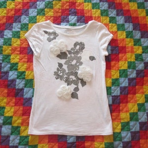 Vintage 1990s inc International Concepts Flower T-Shirt Women&#39;s Petite Small Embellished Shirt Coastal Grandma White Gray Floral Design