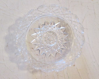 Cenicero de cristal tallado vintage, diseño geométrico de estrella, borde festoneado.