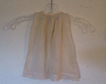 Vintage geborduurde gaasbabyjurk, mouwloze kiel jaren 1950
