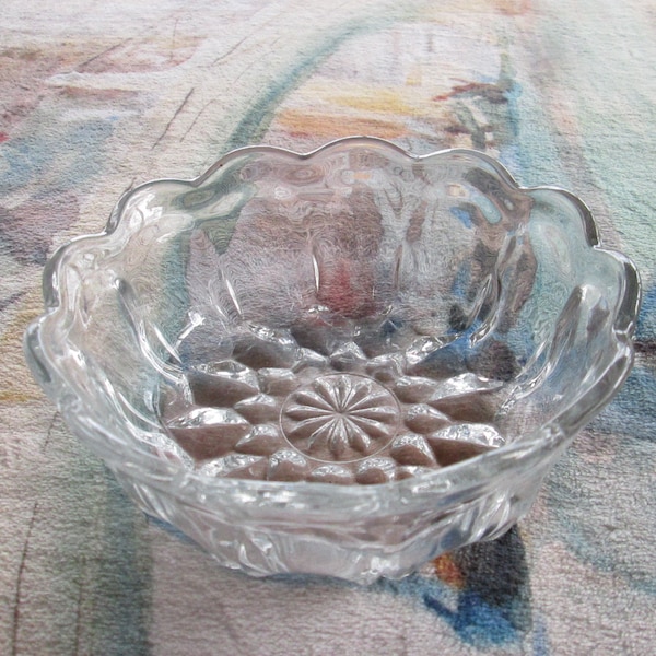 Vintage Sun Flower Pattern Glass Bowl 6" Candy Dish Nut Dish Scalloped Top Raised Relief Glass Round Tabletop Decor Coffee Table Food Vessel