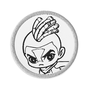 Peut inclure: Patch brodé en noir et blanc d'un personnage de dessin animé avec une coiffure hérissée. Le personnage a une expression sérieuse et porte une écharpe.