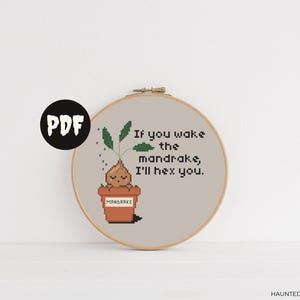 maak het kruissteekpatroon van de mandrake-kwekerij niet wakker. magisch heks/tovenaar cottagecore decor. grappig doe-het-zelf babyshowercadeau. wieg kunst aan de muur. afbeelding 2