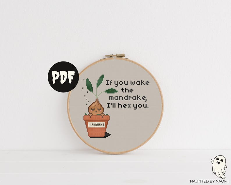 maak het kruissteekpatroon van de mandrake-kwekerij niet wakker. magisch heks/tovenaar cottagecore decor. grappig doe-het-zelf babyshowercadeau. wieg kunst aan de muur. afbeelding 2