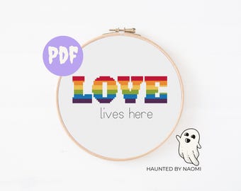 homoliefde leeft hier kruissteekpatroon. LGBT Rainbow Pride-kunst. queer huwelijksverjaardag doe-het-zelfcadeau. lesbisch, biseksueel, panseksueel, feministisch