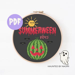 Könnte beinhalten: Ein schwarzes und weißes Kreuzstichmuster mit einer Wassermelone mit einem Kürbisgesicht, einer Sonne mit einem lächelnden Gesicht und dem Text "Summerween vibes".