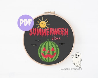 Könnte beinhalten: Ein schwarzes und weißes Kreuzstichmuster mit einer Wassermelone mit einem Kürbisgesicht, einer Sonne mit einem lächelnden Gesicht und dem Text "Summerween vibes".