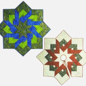 Peut inclure: Deux jupes de sapin de Noël matelassées, l'une avec un motif d'étoile éclatante vert et bleu et l'autre avec un motif d'étoile éclatante rouge et vert.
