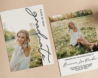 Könnte beinhalten: Abschlussanzeigekarte mit einem Foto einer Frau in einem weißen Kleid, die auf einem Blumenfeld sitzt. Der Text auf der Karte lautet "Ankündigung des Abschlusses von Brianna Lee Parker, University of Oklahoma, Bachelor of Fine Arts, Klasse von 2023".