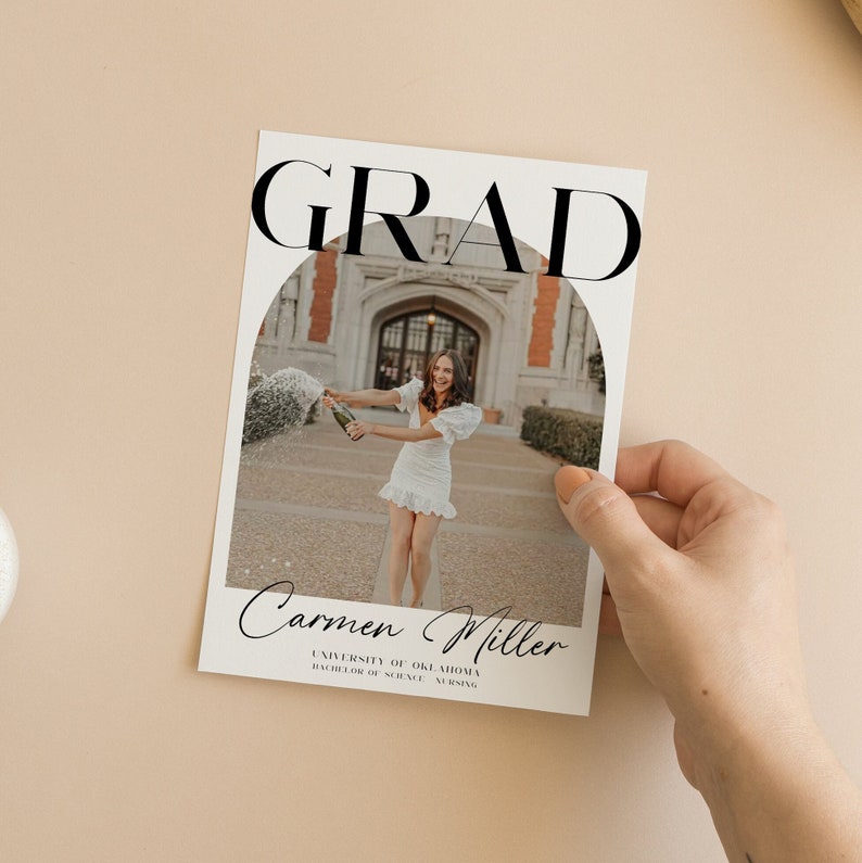 K&ouml;nnte beinhalten: Eine Graduation-Ank&uuml;ndigungskarte mit wei&szlig;em Hintergrund und schwarzem Text. Der Text lautet "GRAD" in gro&szlig;en Buchstaben oben auf der Karte. Ein Foto einer Frau in einem wei&szlig;en Kleid befindet sich in der Mitte der Karte. Das Foto ist kreisf&ouml;rmig. Der Text "Carmen Miller" befindet sich unter dem Foto, gefolgt von "University of Oklahoma" und "Bachelor of Science, Nursing".