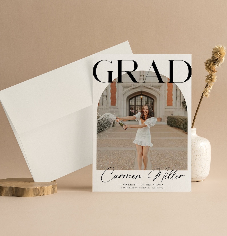 K&ouml;nnte beinhalten: Eine Graduation-Ank&uuml;ndigungskarte mit einem Schwarzwei&szlig;foto einer Frau in einem wei&szlig;en Kleid, die eine Champagnerflasche h&auml;lt. Der Text "GRAD" steht in gro&szlig;en schwarzen Buchstaben oben auf der Karte. Der Text "Carmen Miller" steht in kursiver Schrift unter dem Foto. Der Text "University of Oklahoma" und "Bachelor of Science - Nursing" steht in schwarzem Text unter dem Namen.
