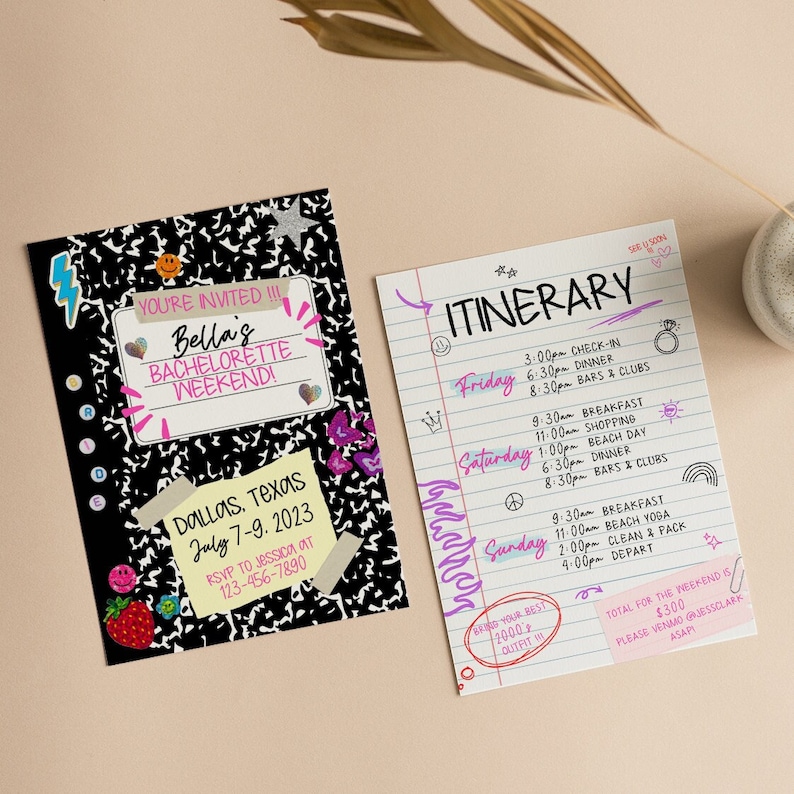 以下が含まれることがあります： 2 つの招待状。1つは「YOU'RE INVITED!!! Bella's BACHELORETTE WEEKEND!」と「DALLAS, Texas July 7-9. 2023」というテキストが入った白黒のノートのデザインです。もう1つは、週末のスケジュールが書かれた罫線入りの紙の旅程です。背景はベージュです。