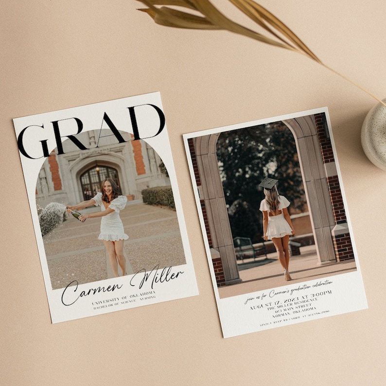 K&ouml;nnte beinhalten: Eine Graduation-Ank&uuml;ndigung mit einem Schwarzwei&szlig;foto einer Frau in einem wei&szlig;en Kleid, die eine Champagnerflasche h&auml;lt. Der Text lautet "GRAD" in fetten schwarzen Buchstaben und "Carmen Miller" in einer kursiv geschriebenen Schrift. Die Ank&uuml;ndigung enth&auml;lt auch den Text "University of Oklahoma, Bachelor of Science, Nursing".