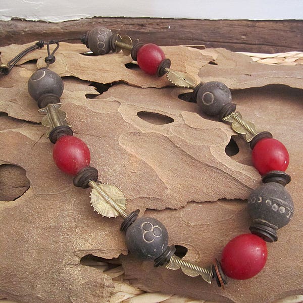 Collier perles rouge femme breloques "baulé" en bronze perles en terre cuite, style ethnique