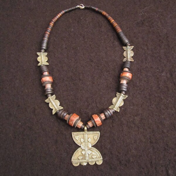 Collier femme, collier perles bauxite, collier pendentif bronze, collier ethnique d'Afrique.