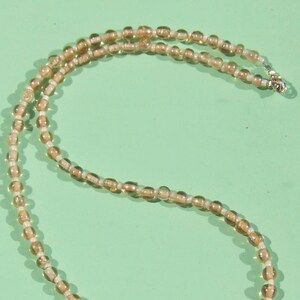 Schlichte, dezente Halskette in Rosa-Beige