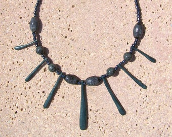 Collier à pattes gris-vert-métal