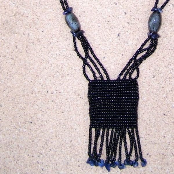 Collier sautoir noir profond à franges