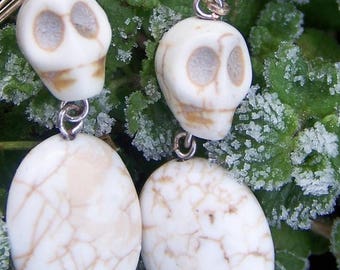 boucles d'oreilles tête de mort beige howlite