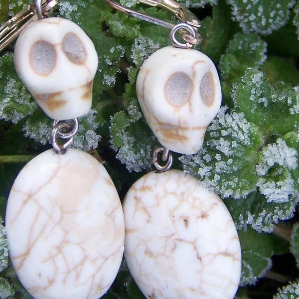 boucles d'oreilles tête de mort beige howlite