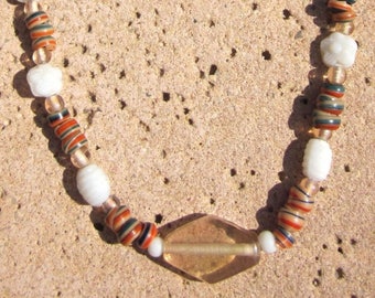 Collier orange et blanc