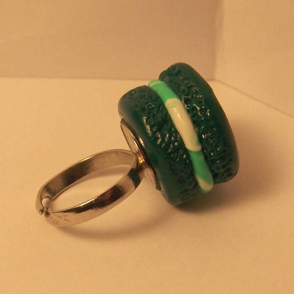 Macaron plusieurs verts monté sur bague