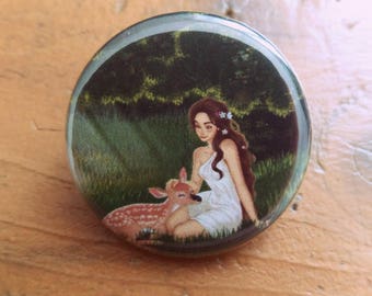 Badge - Jeune femme à la biche dans la clairière 32mm