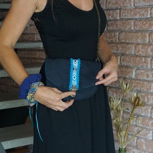 Sac pochette rétro en suédine marine bleu - anse chaînette en laiton vieilli - bande ethnique turquoise et pompons - fermeture cartable -