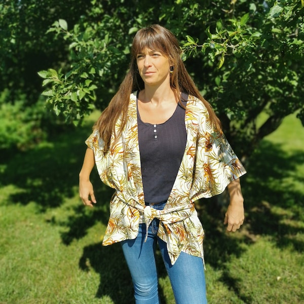 Veste kimono femme  en lin blanc imprimé tropical vert et marron