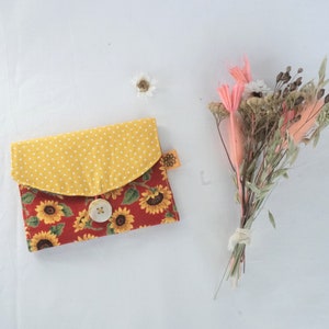Porte-monnaie et cartes rouge motifs tournesols jaune