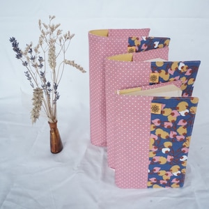 Copertina tascabile blu con stampa floreale in cotone color ruggine, bianco e senape - striscia di rinforzo / dorso rosa antico con pois bianchi