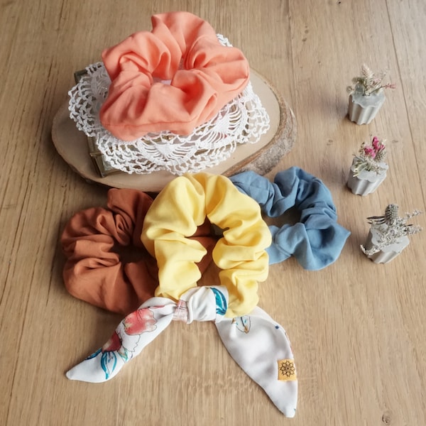 Chouchous et foulards blanc imprimé fleurs rouges, oranges et bleues - scrunchie 30cm