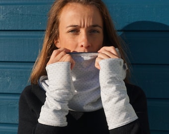 Ensemble mitaine et snood blancs à pois bleu marine