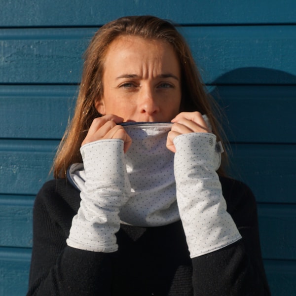 Ensemble mitaine et snood blancs à pois bleu marine