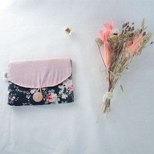 Cartera y tarjetas azul marino estampado flor rosa viejo, verde menta y blanco