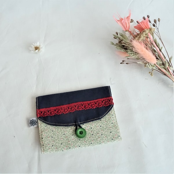 Porte monnaie et cartes en coton écru imprimé branchage vert et baies rouge