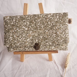 Portefeuille en tissus kaki à motifs fleuri beige, écru et vert
