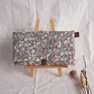 Portefeuille en tissus bleu gris à motifs fleuri rose, beige, écru et vert