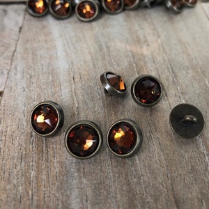 6 Stück kleine Metall Knöpfe altmessing mit Swarovski Stein braun 10mm