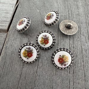 6 Stück silber verzierter Rand 15 mm (0,59 tum) liten Metallknöpfe med bunt Blume Blüte Motiv auf Weißem Kunststoff Inlay Ösenknöpfe