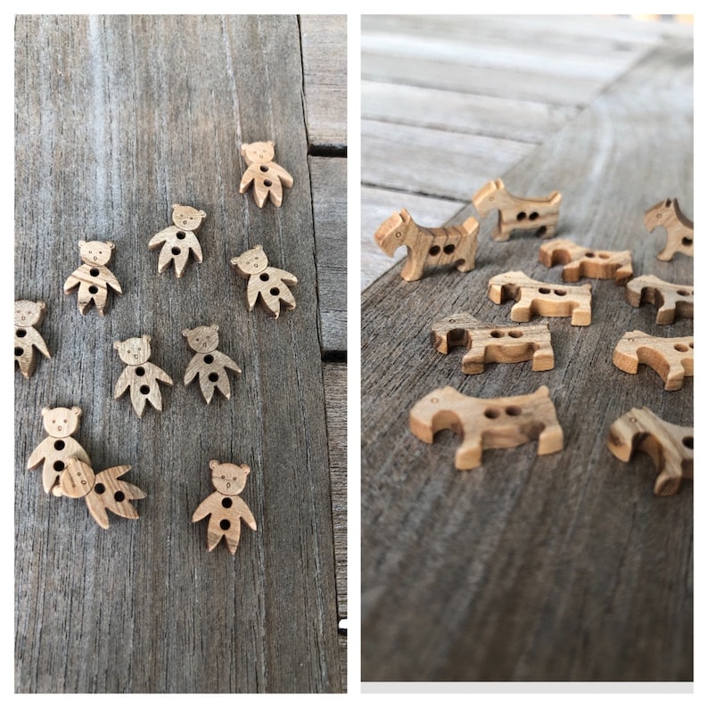 Peut inclure: Deux ensembles de boutons en bois, un ensemble de boutons en forme d'ours et un ensemble de boutons en forme de chien. Les boutons sont tous de couleur bois naturel et ont deux trous pour coudre.