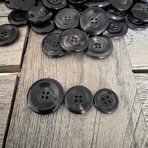 10 Stück Hornknöpfe schwarz leicht glänzend 4 Loch in 15mm, 17mm oder 22mm