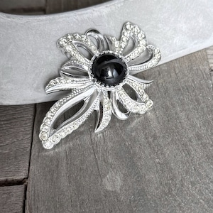 hellsilber farbene Brosche Anstecknadel aus Kunststoff wirkt wie Metall 65mm x 50mm (1 Stück)