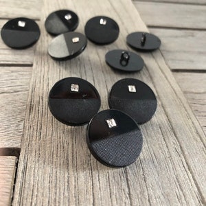 3 Stück schwarz lackierte Metallknöpfe 22mm mit einem eckigen echt Swarovski Stein Ösenknöpfe made in Germany
