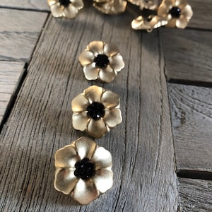 3 Stück große goldene Blüte Blume Metall Knöpfe Schmuckknöpfe mit schwarz Strass 25mm made in Germany