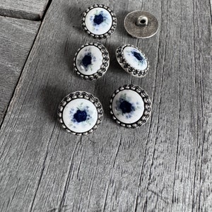 6 Stück silber matte 15mm kleine Metallknöpfe mit blauer Blume Blüte Rosenmotiv auf weißen Kunststoff Inlay Ösenknöpfe Bild 4