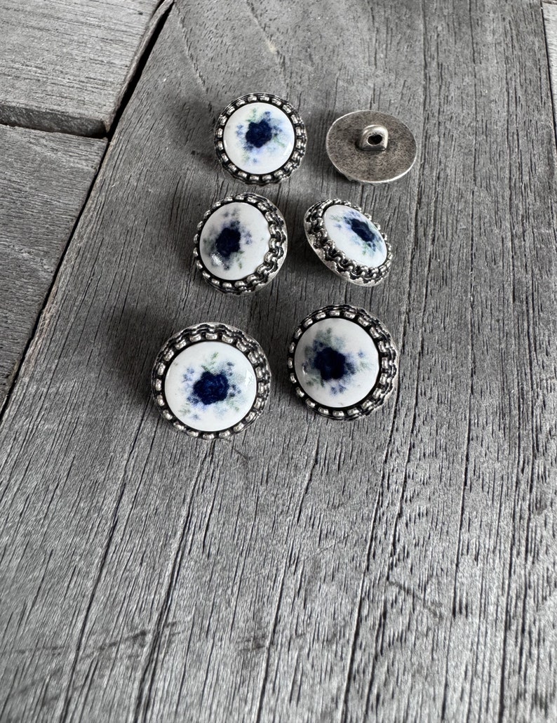 6 Stück silber matt 15mm 0.59inch Klein Metallknöpfe mit blau Blume Blüte Rose Motiv auf weißem Kunststoff Inlay senknöpfe image 4