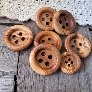 10 Stück Knöpfe Olivenholz lackiert 4Loch 20mm, 25mm oder 27mm